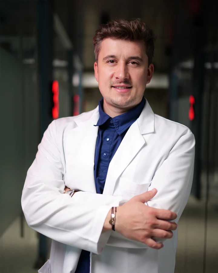 Dr. Răzvan Apetrei, fondator NeoSmile, medic implantolog Iași